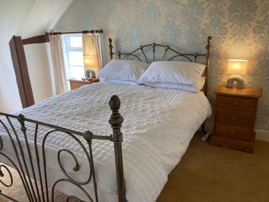 Bryntirion Farmhouse Rooms Llanfair Caereinion Exterior photo